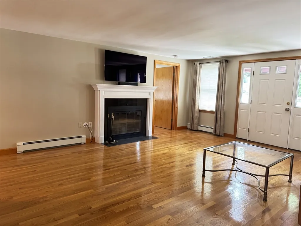 4 bed, 3 bath apartment for rent at 8 Grace Rd, Woburn — photo 3 of 7