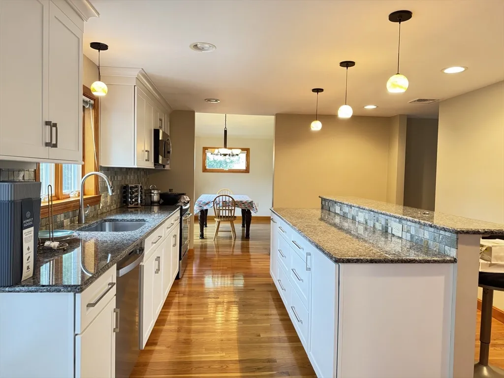 4 bed, 3 bath apartment for rent at 8 Grace Rd, Woburn — photo 4 of 7