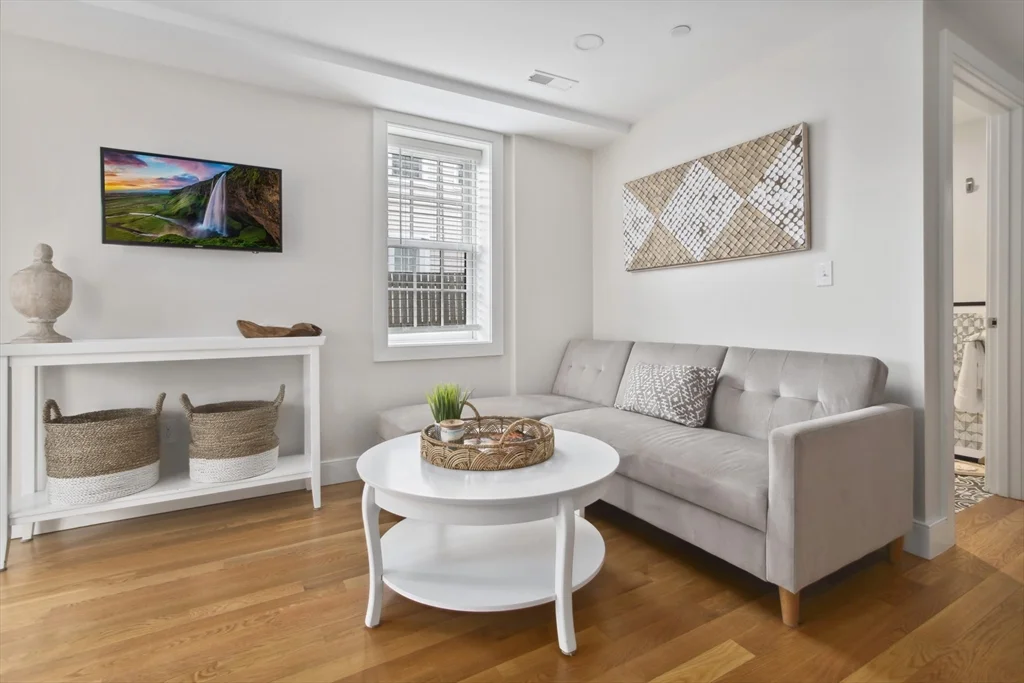 1 bed, 1 bath apartment for rent at 8 Hale Unit 1, Rockport — photo 3 of 10