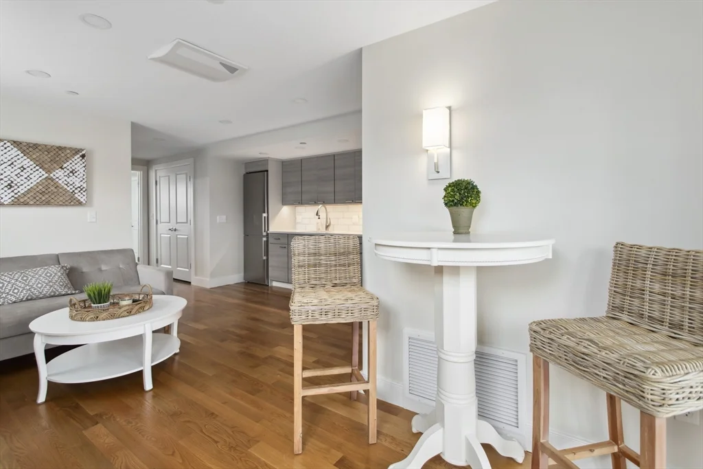1 bed, 1 bath apartment for rent at 8 Hale Unit 1, Rockport — photo 4 of 10