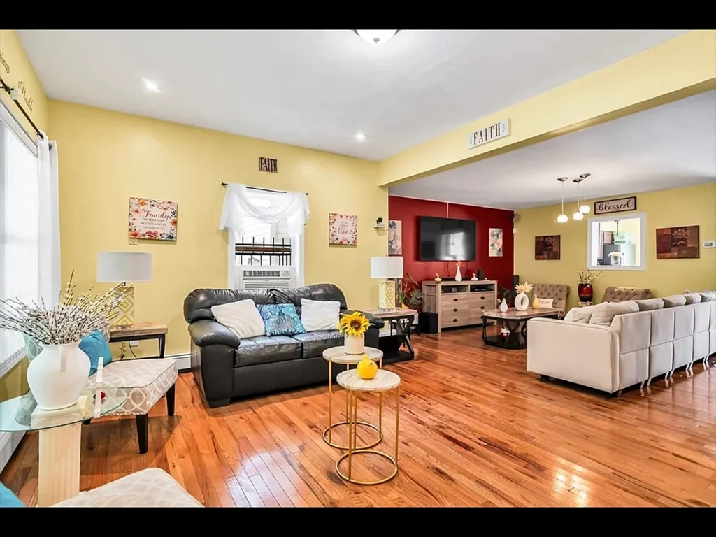 3 bed, 2 bath apartment for rent at 8 Hall St Unit 8, Lawrence — photo 4 of 31