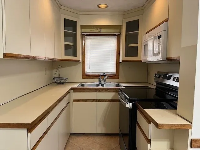 3 bed, 1 bath apartment for rent at 8 Hill St Unit 1, West Somerville — photo 13 of 24