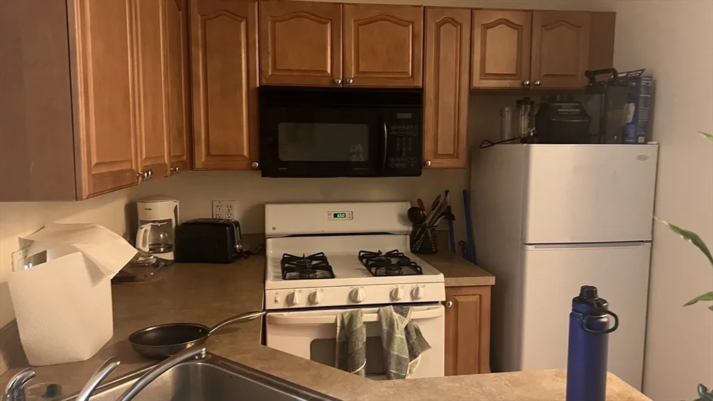 2 bed, 1 bath apartment for rent at 8 Humboldt Pl Unit 1, South Boston — photo 4 of 17