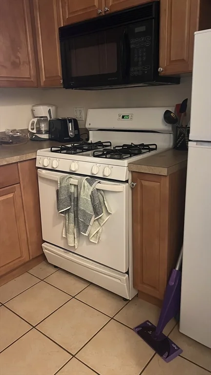 2 bed, 1 bath apartment for rent at 8 Humboldt Pl Unit 1, South Boston — photo 5 of 17