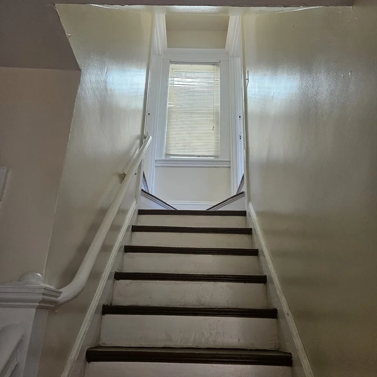 4 bed, 1 bath apartment for rent at 8 Humphreys Pl Unit 8, Boston — photo 18 of 20