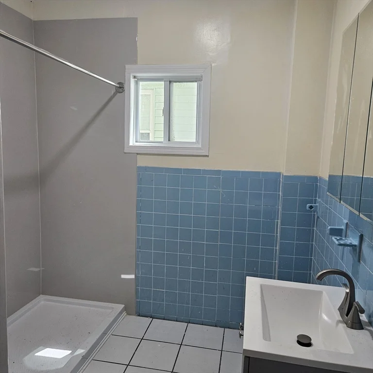 4 bed, 1 bath apartment for rent at 8 Humphreys Pl Unit 8, Boston — photo 8 of 20