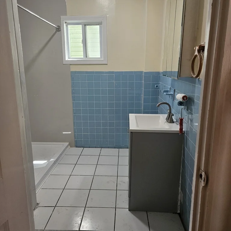4 bed, 1 bath apartment for rent at 8 Humphreys Pl Unit 8, Boston — photo 7 of 20