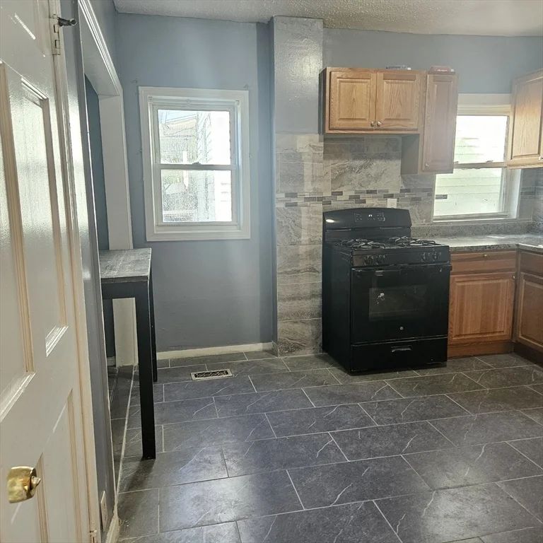 4 bed, 1 bath apartment for rent at 8 Humphreys Pl Unit 8, Boston — photo 14 of 20