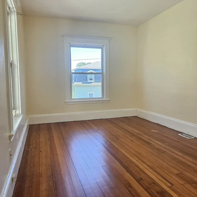 4 bed, 1 bath apartment for rent at 8 Humphreys Pl Unit 8, Boston — photo 19 of 20