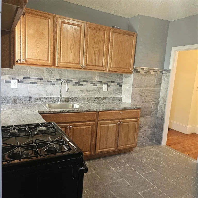 4 bed, 1 bath apartment for rent at 8 Humphreys Pl Unit 8, Boston — photo 12 of 20