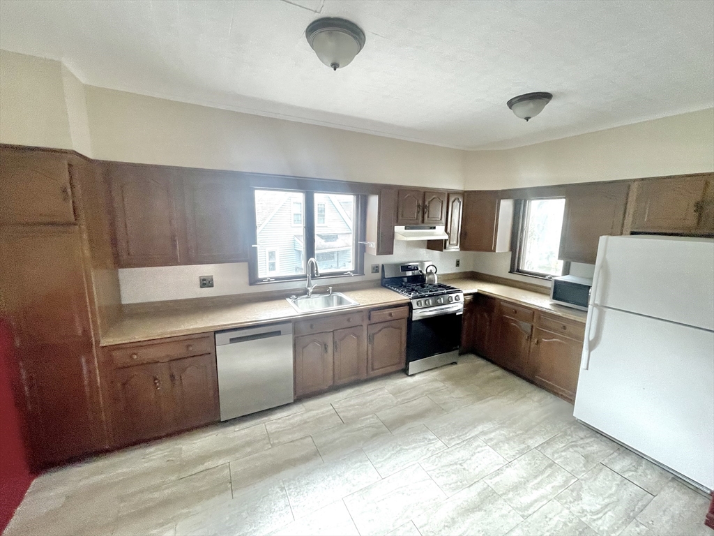 3 bed, 1 bath apartment for rent at 8 Hunnewell St Unit 2, Brighton — photo 7 of 11