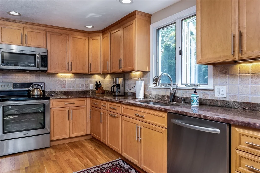 4 bed, 3 bath apartment for rent at 8 Jackson Rd, Marblehead — photo 14 of 38