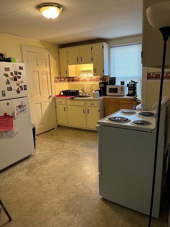 3 bed, 1 bath apartment for rent at 8 Lee Unit 2, WPI — photo 4 of 15