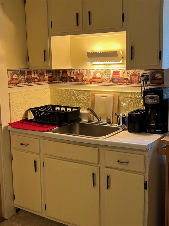 3 bed, 1 bath apartment for rent at 8 Lee Unit 2, WPI — photo 2 of 15