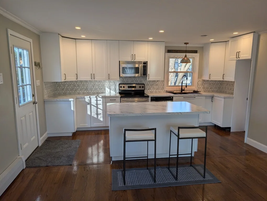 3 bed, 1 bath apartment for rent at 8 Linda Circuit, Grafton — photo 2 of 15