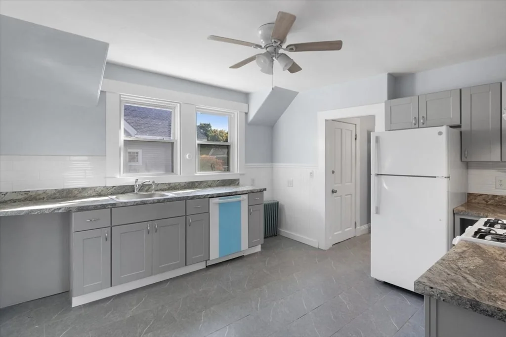 3 bed, 1 bath apartment for rent at 8 Linwood St Unit 2, Holbrook — photo 3 of 36
