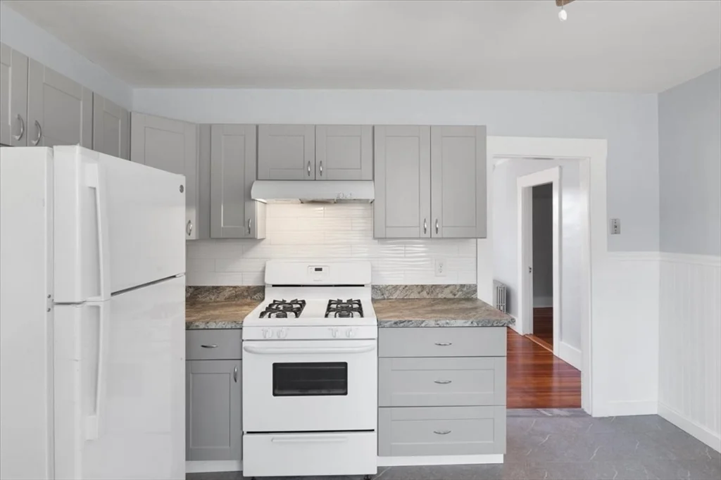 3 bed, 1 bath apartment for rent at 8 Linwood St Unit 2, Holbrook — photo 2 of 36