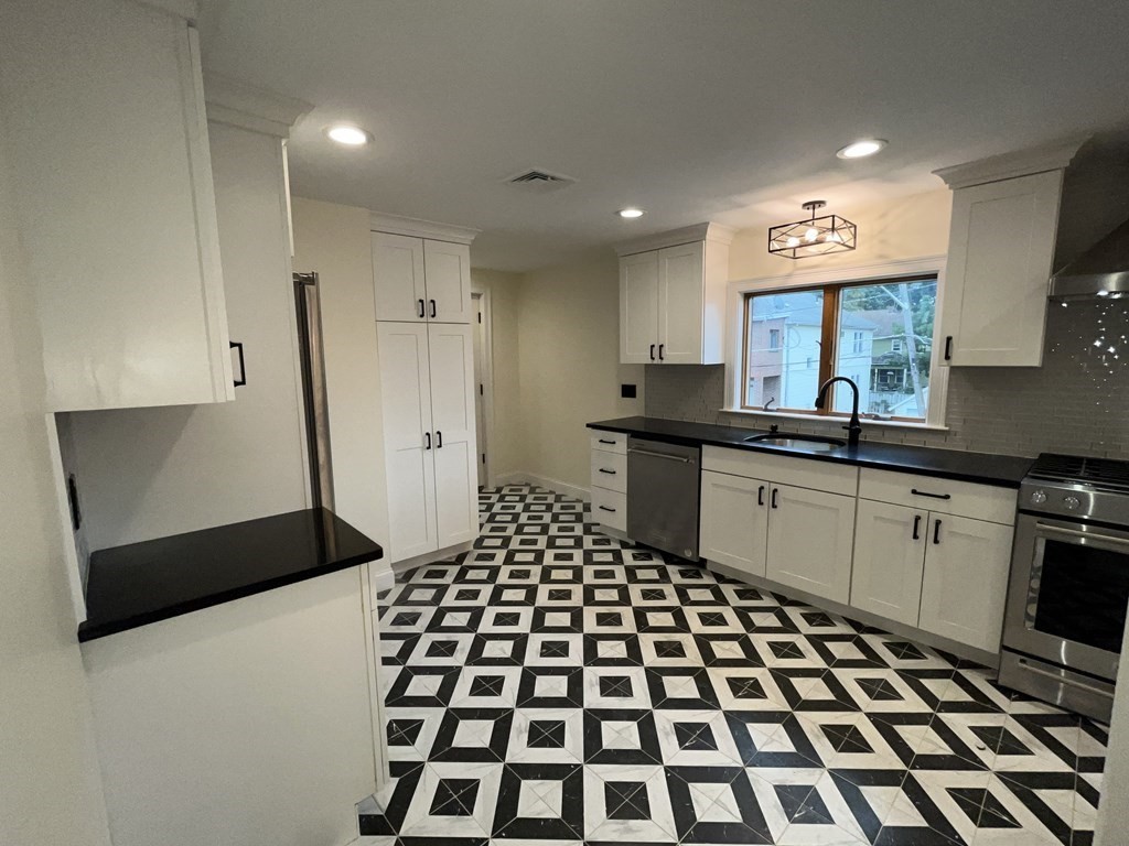 3 bed, 1 bath apartment for rent at 8 Lyman Ave Unit 2, Medford — photo 3 of 18