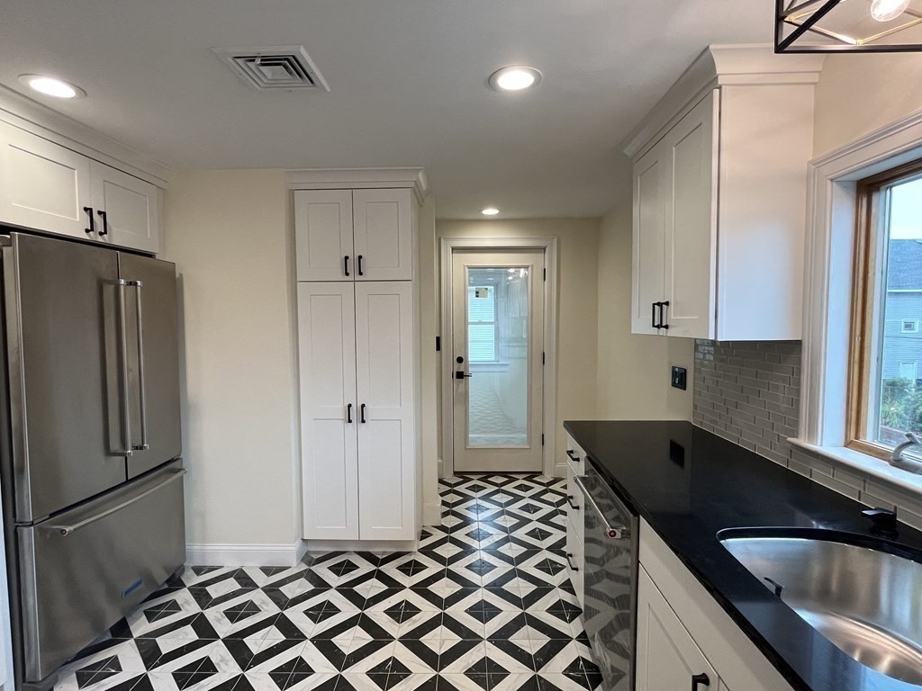 3 bed, 1 bath apartment for rent at 8 Lyman Ave Unit 2, Medford — photo 7 of 18