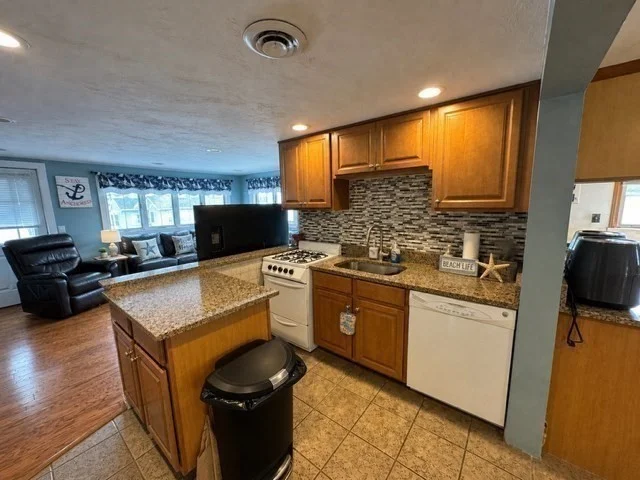 3 bed, 1 bath apartment for rent at 8 Macarthur Ln Unit 8, Marshfield — photo 2 of 11