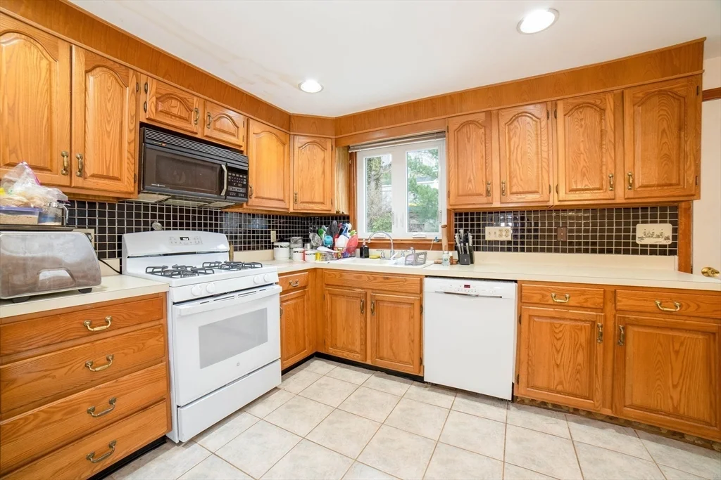 3 bed, 2 bath apartment for rent at 8 Minthorne, Worcester — photo 17 of 30