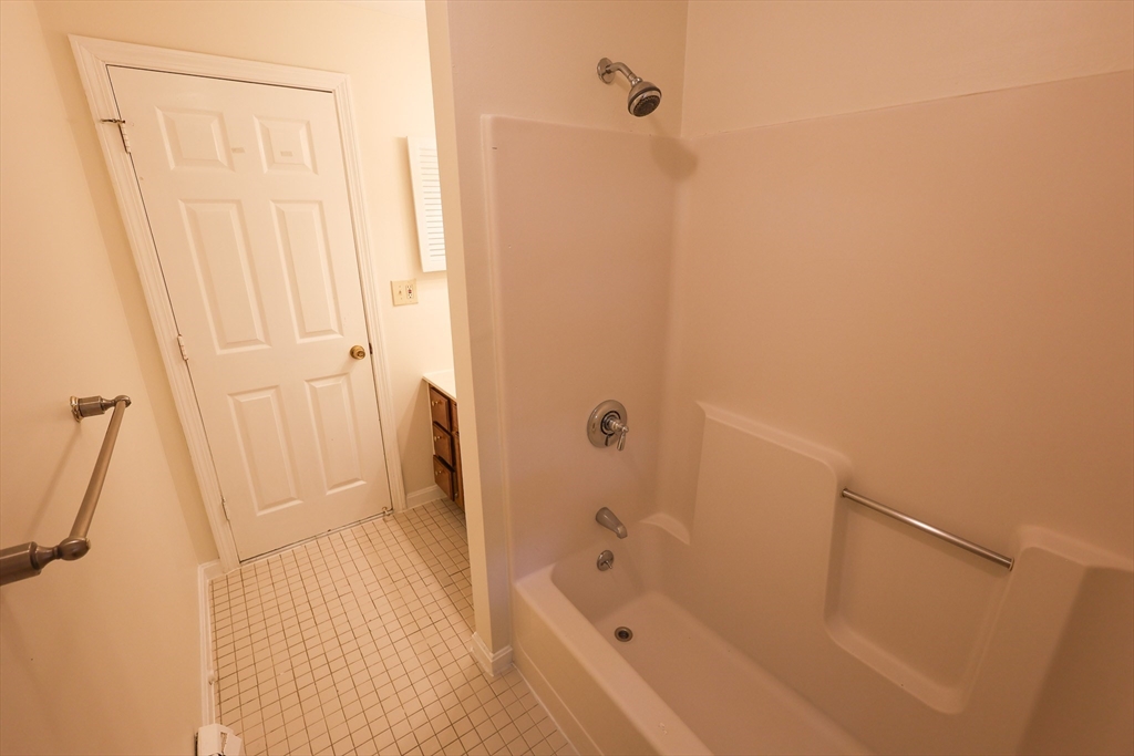 4 bed, 2 bath apartment for rent at 8 Mount Calvary Rd Unit 8, Roslindale — photo 17 of 32