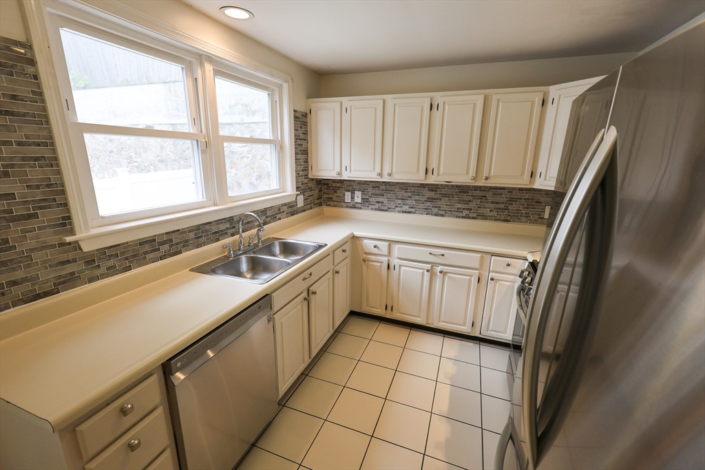 4 bed, 2 bath apartment for rent at 8 Mount Calvary Rd Unit 8, Roslindale — photo 3 of 32
