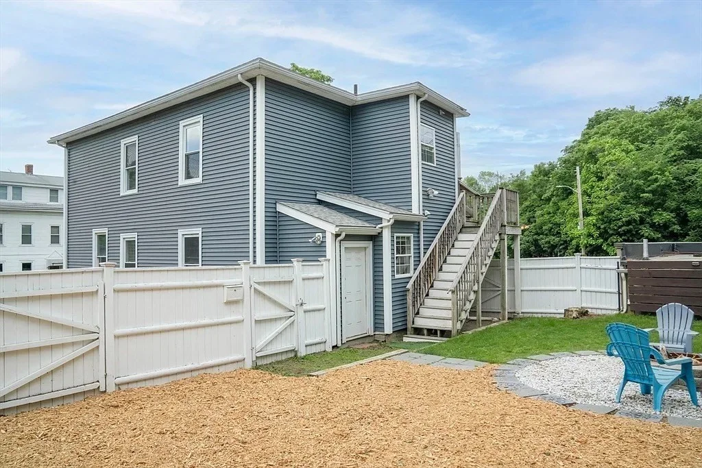 2 bed, 1 bath apartment for rent at 8 Oak St Unit 1, North Attleboro — photo 2 of 12