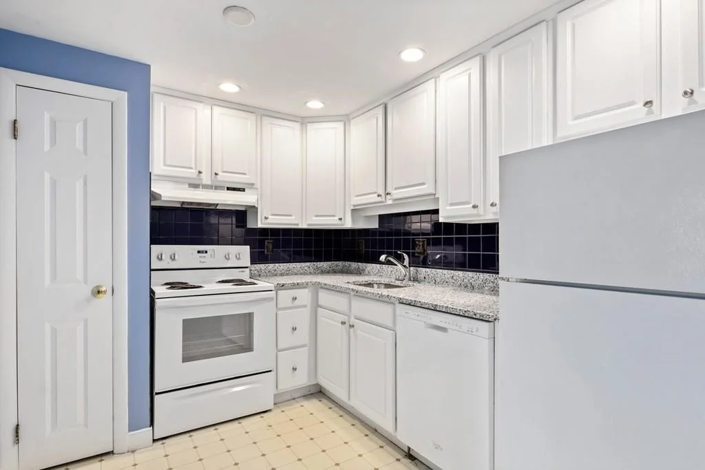 1 bed, 1 bath apartment for rent at 8 Old Colony Unit 10, Arlington — photo 4 of 18