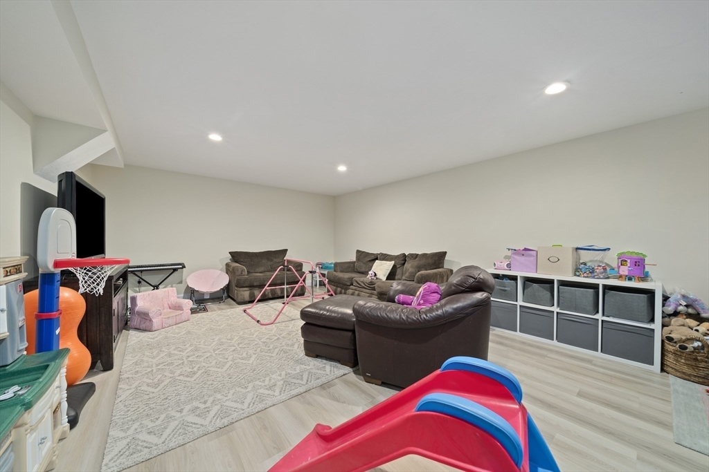 3 bed, 2 bath apartment for rent at 8 Old Field Way Unit 8, Lakeville — photo 18 of 30