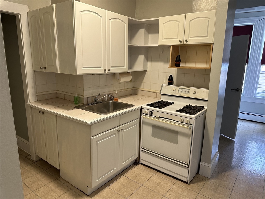 1 bed, 1 bath apartment for rent at 8 Park St Unit 3, Zip 01830 — photo 2 of 8