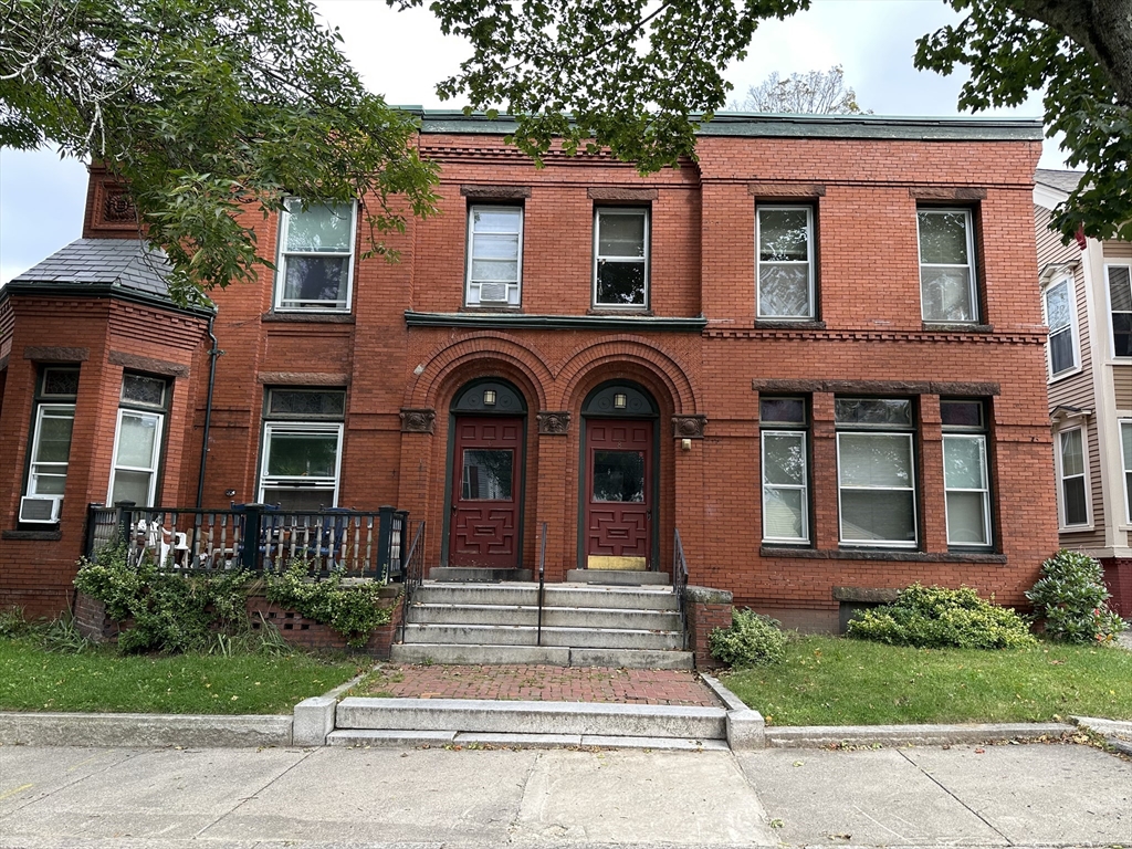 1 bed, 1 bath apartment for rent at 8 Park St Unit 3, Zip 01830