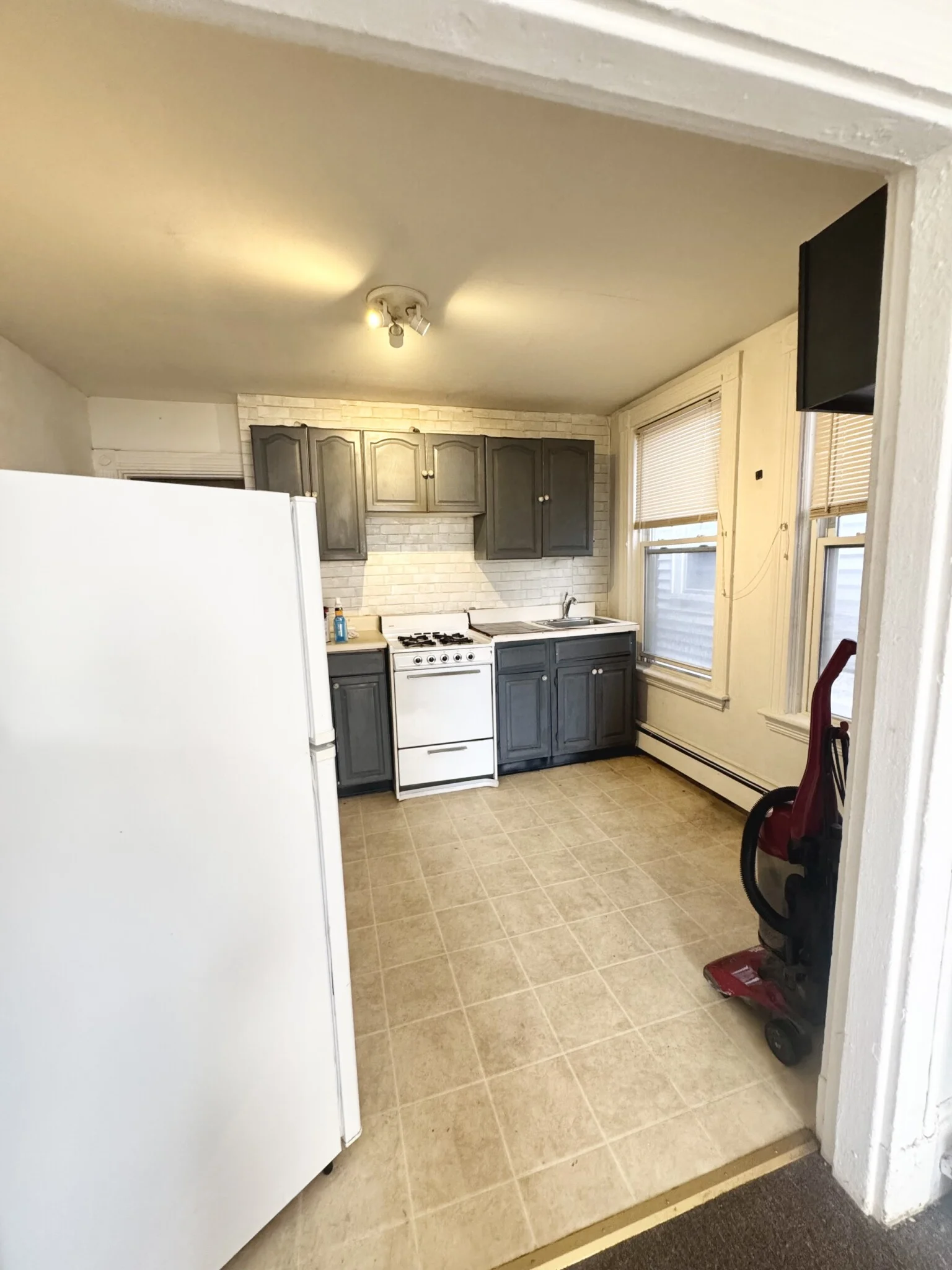 3 bed, 1 bath apartment for rent at 8 Parker Hill Ave Unit 3, Mission Hill — photo 2 of 12