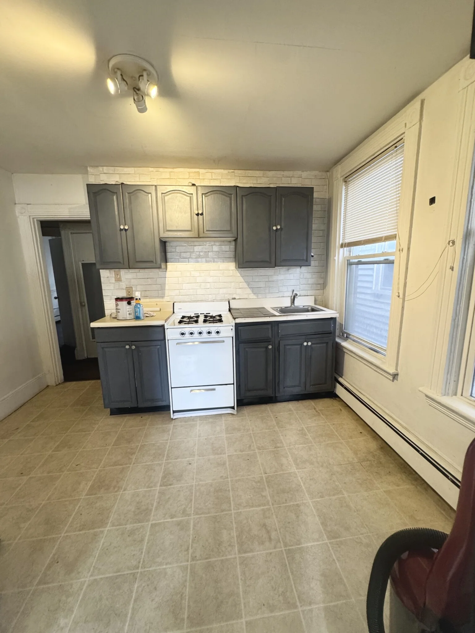 3 bed, 1 bath apartment for rent at 8 Parker Hill Ave Unit 3, Mission Hill — photo 1 of 12