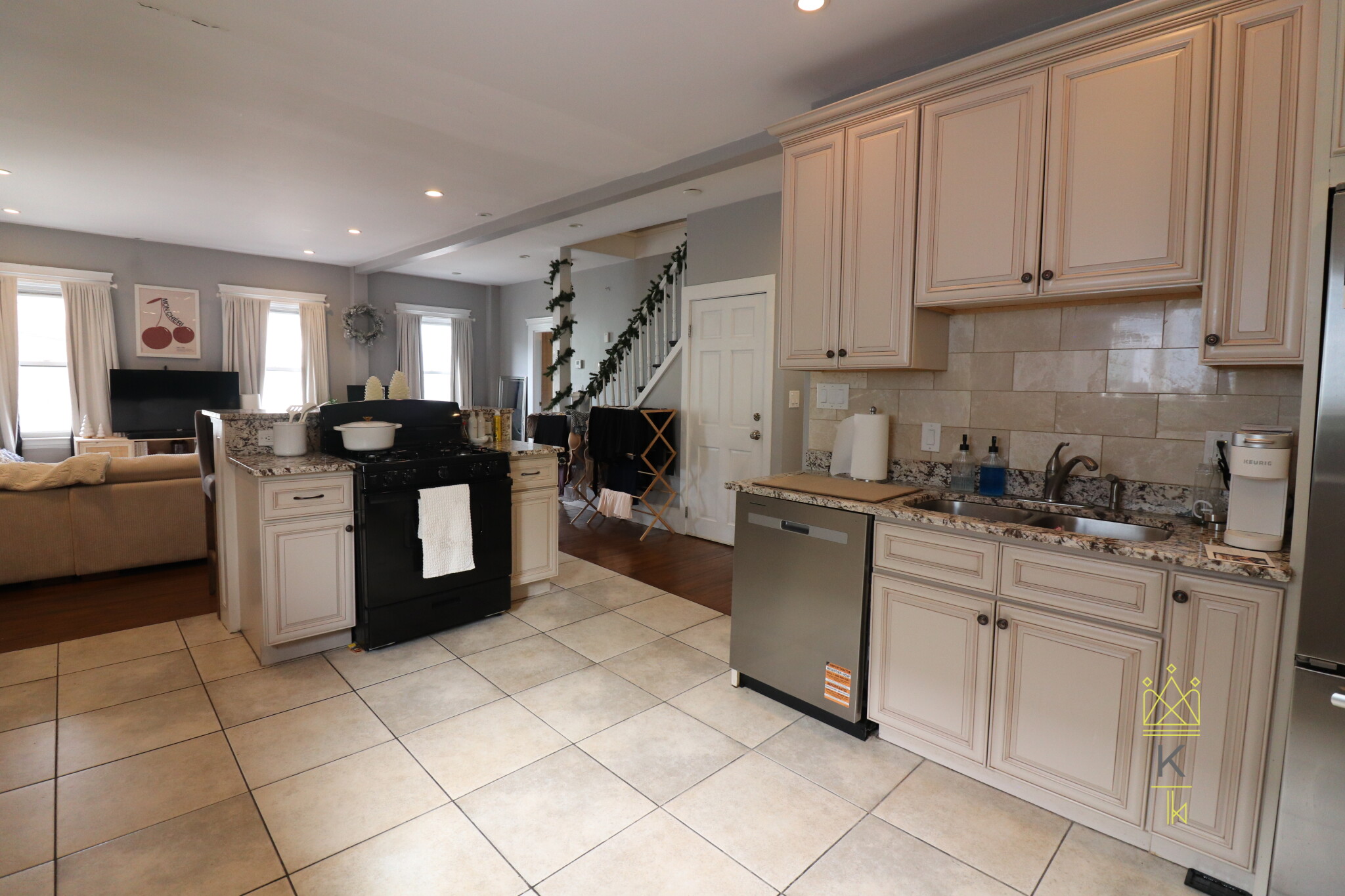 4 bed, 2 bath apartment for rent at 8 Parker St Unit 2, Charlestown — photo 4 of 31