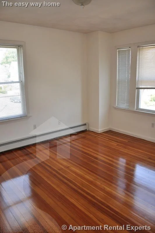 4 bed, 1 bath apartment for rent at 8 Pearl St Unit 2, Tufts — photo 3 of 19