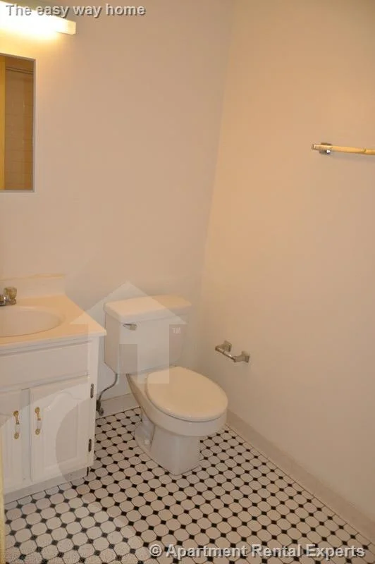 4 bed, 1 bath apartment for rent at 8 Pearl St Unit 2, Tufts — photo 4 of 19