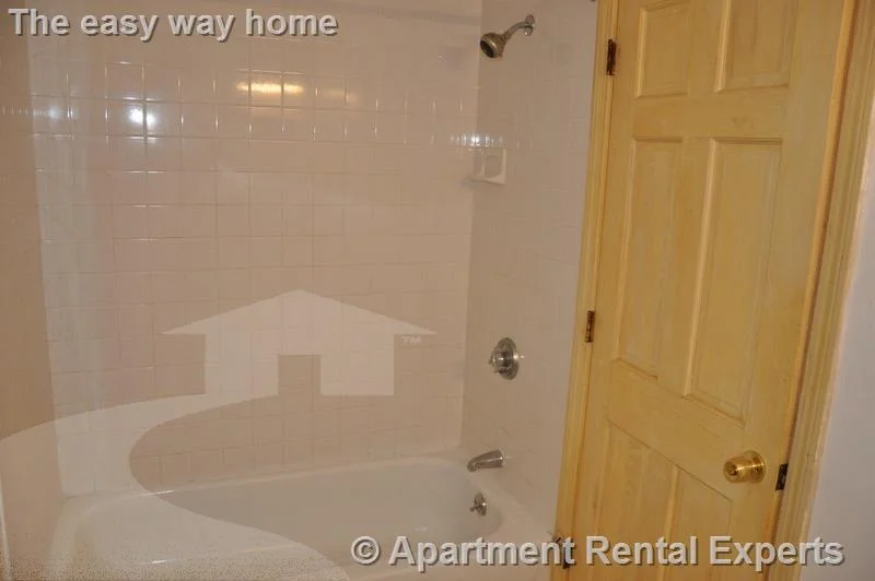 4 bed, 1 bath apartment for rent at 8 Pearl St Unit 2, Tufts — photo 5 of 19
