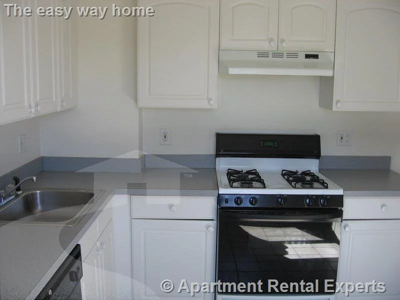 4 bed, 1 bath apartment for rent at 8 Pearl St Unit 3, Tufts — photo 4 of 18