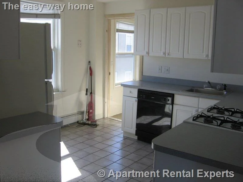 4 bed, 1 bath apartment for rent at 8 Pearl St Unit 3, Tufts — photo 2 of 18