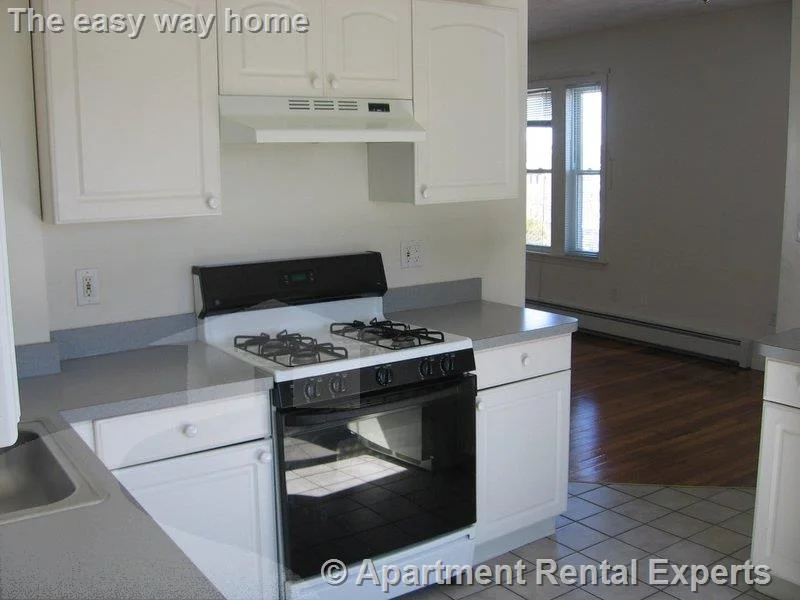 4 bed, 1 bath apartment for rent at 8 Pearl St Unit 3, Tufts — photo 3 of 18
