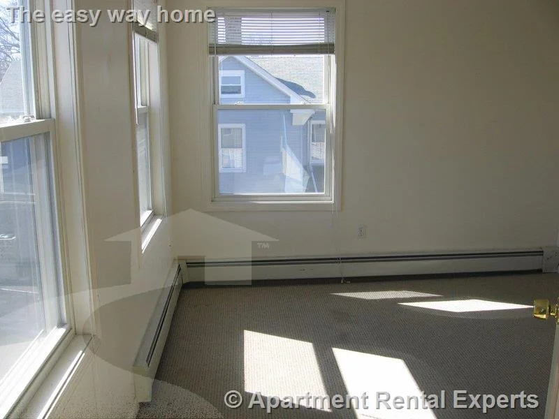 4 bed, 1 bath apartment for rent at 8 Pearl St Unit 3, Tufts — photo 5 of 18