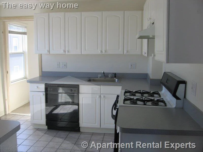 4 bed, 1 bath apartment for rent at 8 Pearl St Unit 3, Tufts — photo 1 of 18