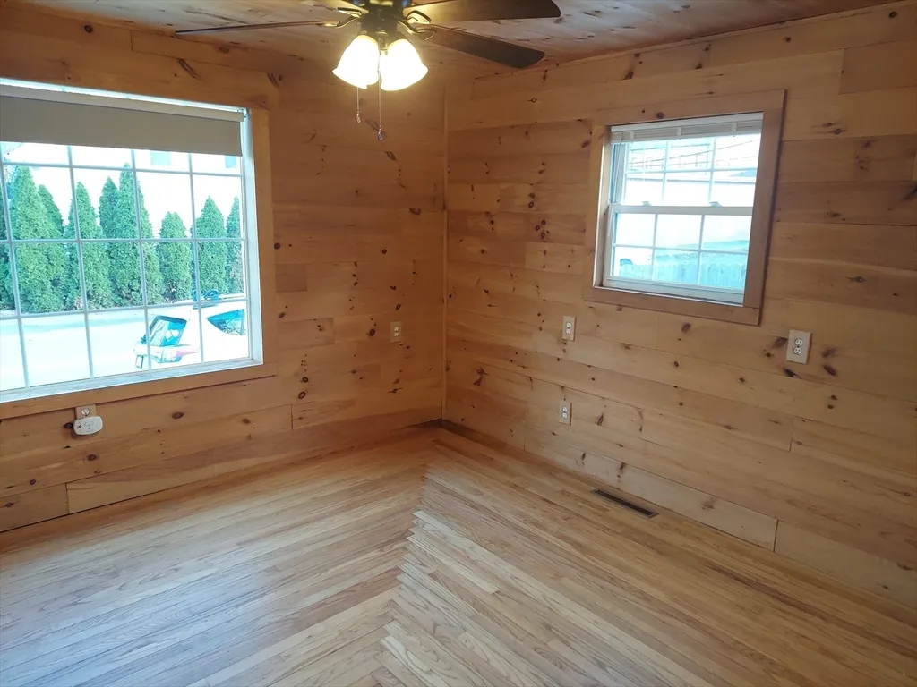 3 bed, 1 bath apartment for rent at 8 Phillips St, Attleboro — photo 3 of 17