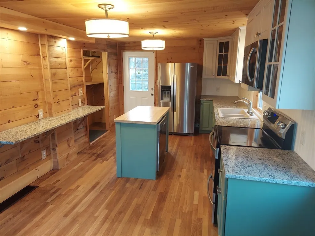 3 bed, 1 bath apartment for rent at 8 Phillips St, Attleboro — photo 6 of 17
