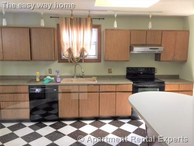 2 bed, 1 bath apartment for rent at 8 Pleasant St, Medford Square — photo 3 of 14