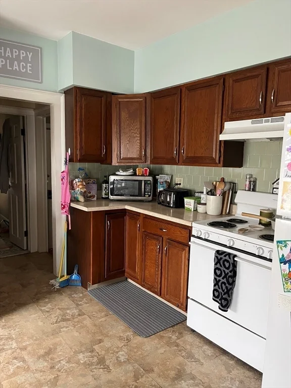 2 bed, 1 bath apartment for rent at 8 Pleasant St Unit 2, Leicester — photo 2 of 8