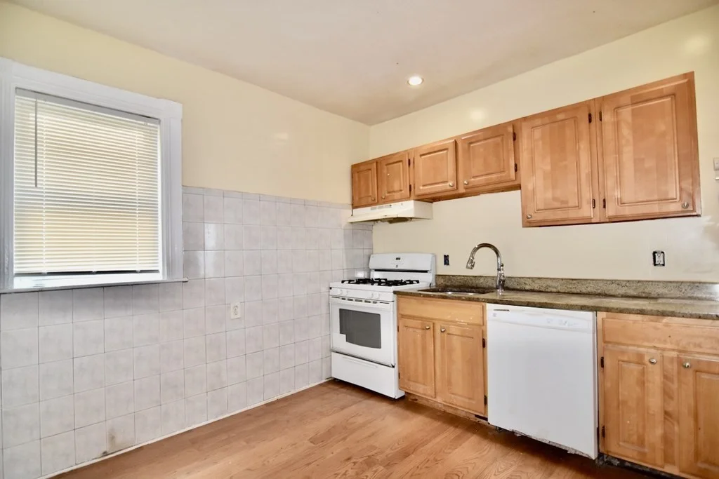 3 bed, 1 bath apartment for rent at 8 Ridgewood St Unit 1, Boston — photo 12 of 32
