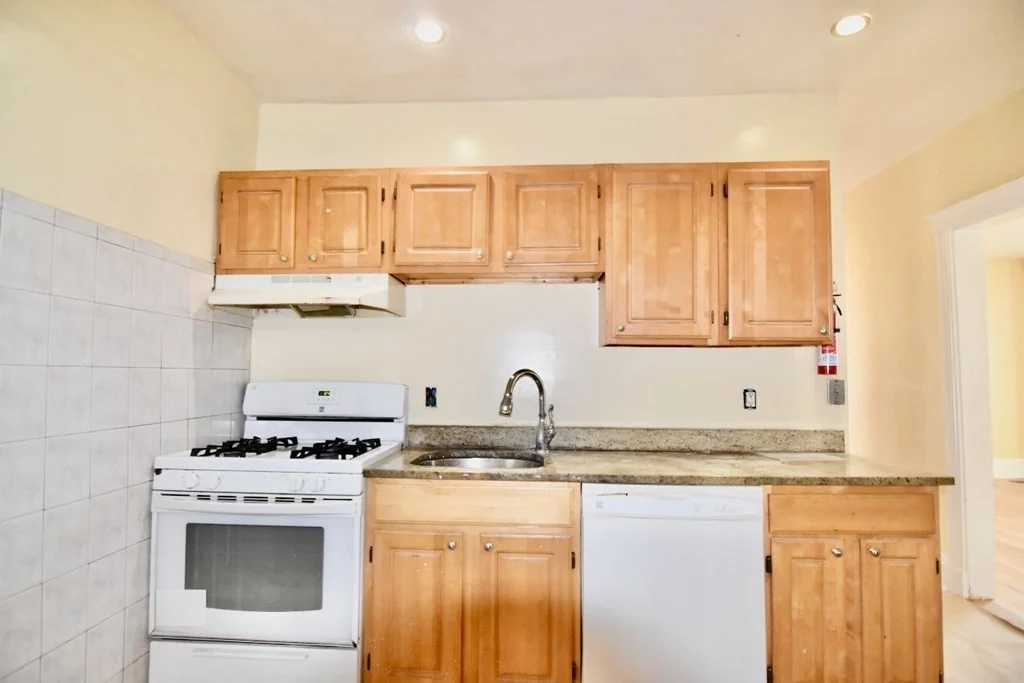3 bed, 1 bath apartment for rent at 8 Ridgewood St Unit 1, Boston — photo 14 of 32