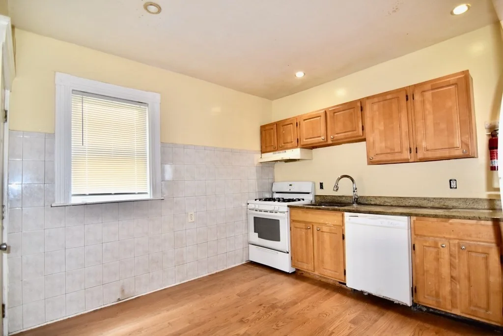 3 bed, 1 bath apartment for rent at 8 Ridgewood St Unit 1, Boston — photo 13 of 32